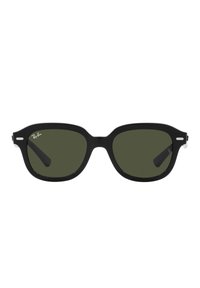 Occhiali da sole neri con finitura opaca, forma quadrata e lenti verdi. Presentano dettagli argentati sulle aste e il marchio Ray-Ban su un lato.