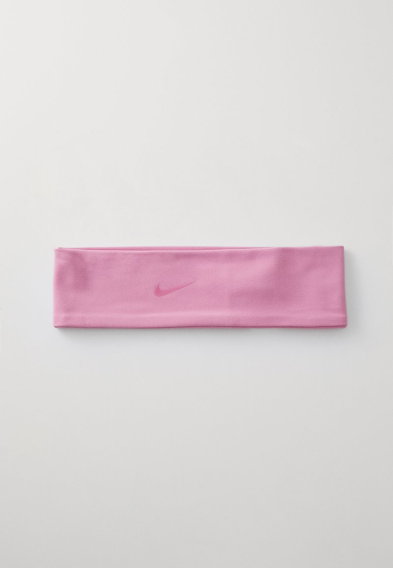 Bandeau en tissu rose avec une texture lisse, présentant un petit logo Nike ton sur ton à l'avant et un design simple et sans coutures.