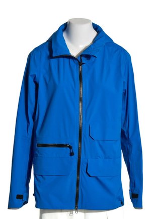 Chaqueta azul de manga larga con cremallera frontal, tres bolsillos delanteros, correas ajustables en las muñecas y un cuello alto en un maniquí sin cabeza.