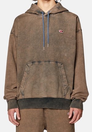 Sweat à capuche marron délavé avec cordons bleus, poche avant, et petit logo ovale rouge et blanc sur la poitrine et le pantalon.