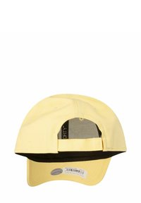 Casquette de baseball jaune avec une visière noire, en tissu, dotée de détails en mesh à l'arrière et d'une fermeture à sangle ajustable.