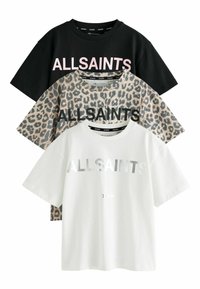 Trīs īsām piedurknēm T-krekli: melns ar rozā tekstu, bēšs ar leopardu rakstu un balts ar sudraba atstarojumu, visi no mīkstas kokvilnas auduma.