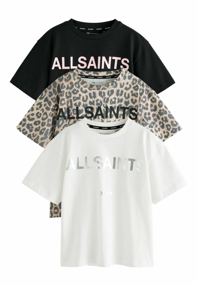 Trīs īsām piedurknēm T-krekli: melns ar rozā tekstu, bēšs ar leopardu rakstu un balts ar sudraba atstarojumu, visi no mīkstas kokvilnas auduma.