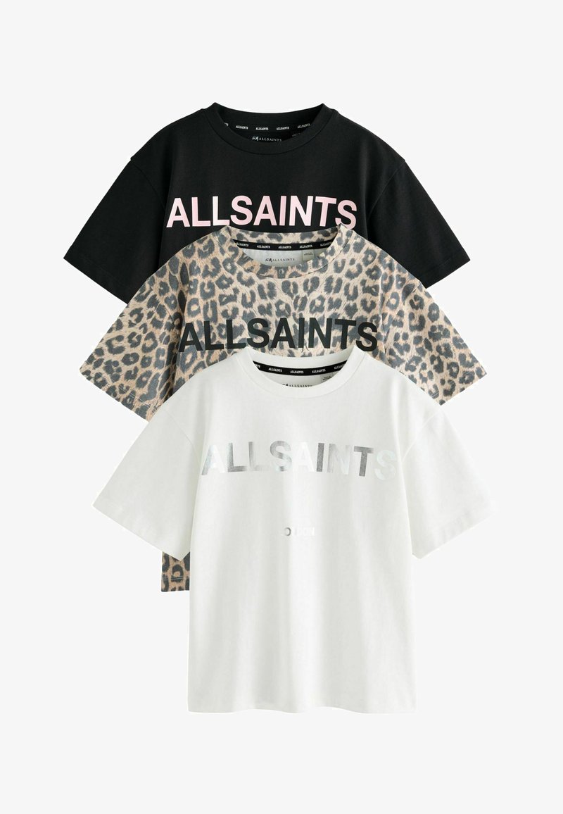 Trīs īsām piedurknēm T-krekli: melns ar rozā tekstu, bēšs ar leopardu rakstu un balts ar sudraba atstarojumu, visi no mīkstas kokvilnas auduma.