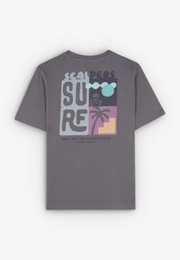 Graues Baumwoll-T-Shirt mit einem farbenfrohen Grafikdesign, das die Texte "SCALPERS" und "SUPER", eine Palme, einen Totenschädel und abstrakte Formen zeigt.