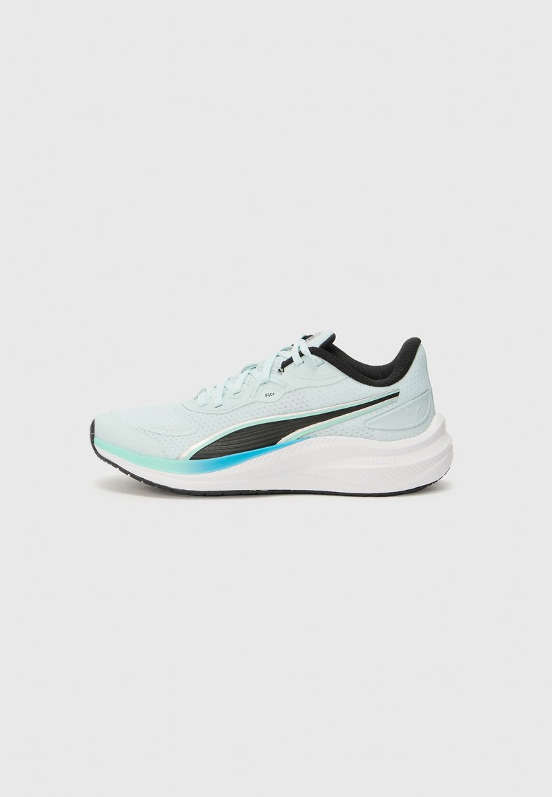 Des chaussures de sport bleu clair avec un dessus en mesh texturé, des accents noirs et une semelle blanche rembourrée avec des détails turquoise.