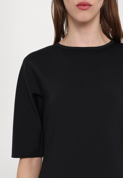 Schwarzes Kurzarm-Top mit einer glatten Textur und einem klassischen Rundhalsausschnitt. Einfaches Design ohne Muster oder Verzierungen.