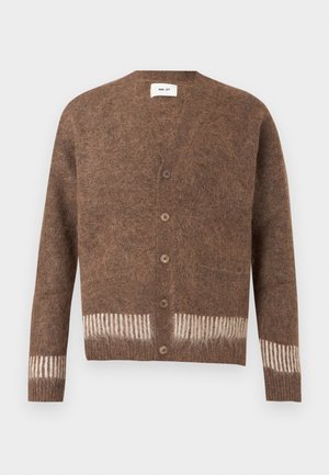 Brązowy, miękki kardigan z pięcioma guzikami oraz białymi paskami na mankietach i dolnym brzegu, oznaczony jako NN.07.