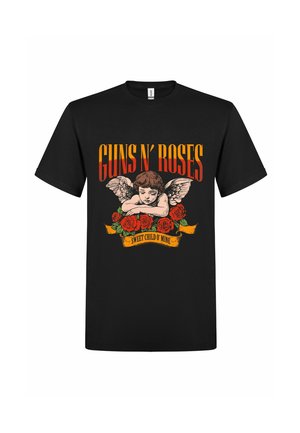 Musta T-paita, jossa oranssi "Guns N' Roses" -teksti, siivillä varustettu kerubi lepää punaisilla ruusuilla ja keltainen nauha, jossa lukee "Sweet Child O' Mine."