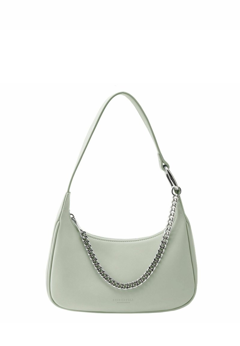 Borsa a tracolla in ecopelle verde chiaro con forma curva, dotata di una singola tracolla e un accento in catena argentata sulla parte anteriore.