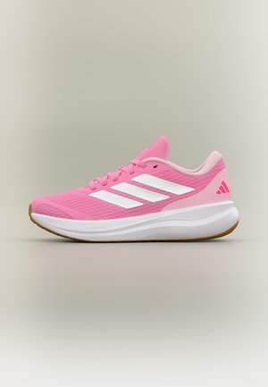 Hellrosa Adidas Laufschuh mit weißen Streifen, weißer gepolsterter Sohle und gummifarbener Außensohle auf neutralem Hintergrund.