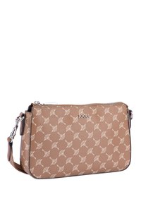 Brun læder crossover taske med et gentagende hvidt mønster, lynlås lukning og justerbar rem. Brandnavnet "JOOP!" præsenteres tydeligt.