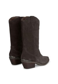 Botas de vaquero de ante gris oscuro con punta cuadrada, tacón inclinado y acentos laterales. Presentan una base de tacón apilada y con patrón.