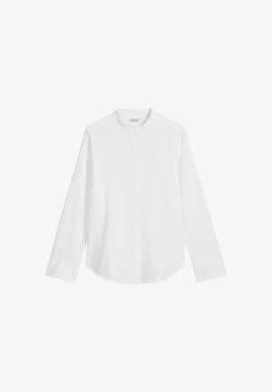 Biała koszula wykonana z lekkiego materiału, z okrągłym kołnierzykiem, zapinana na guziki, z długimi rękawami i subtelną prążkowaną teksturą.