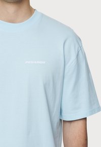 Pegador LOGO TEE - Pamata T-krekls - washed baby blue