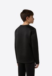 Čierna mikina s textúrou, s okrúhlym výstrihom, dlhými rukávmi a voľným strihom, zobrazená zozadu, doplnená o zladené nohavice.