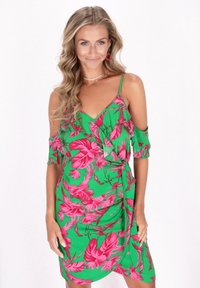 Abito floreale verde con motivi di foglie rosa, maniche a volant e design avvolgente. Realizzato in tessuto leggero, presenta un scollo a V.