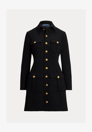 Strukturált anyagból készült fekete kabát, gallérral, arany gombokkal, két mellzsebbel és két alsó folt zsebbel.