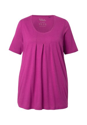 Fuchsia T-Shirt mit kurzen Ärmeln, aus weichem Stoff, mit rundem Ausschnitt und gefaltetem Design auf der Vorderseite für zusätzliche Textur.