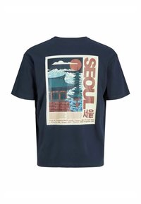 Marineblå t-shirt med et grafisk print af en traditionel koreansk bygning og bjerge, med "SEOUL" tydeligt vist i rødt.