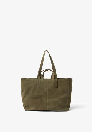 Grote olijfgroene suède draagtas met dubbele schouder- en handgrepen, rechthoekige vorm en zichtbare verticale en horizontale stiksels.