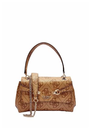 Sac à main Guess marron avec motif monogramme, poignée supérieure, boucles décoratives sur le devant et une bandoulière chaîne argentée.