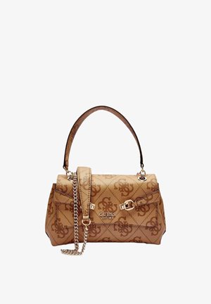 Sac à main Guess marron avec motif monogramme, poignée supérieure, boucles décoratives sur le devant et une bandoulière chaîne argentée.