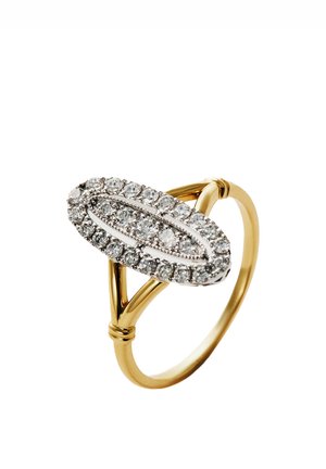 Anillo de oro con un racimo ovalado alargado de pequeños diamantes redondos engastados en metal blanco en la parte superior y una banda con zanja partida.