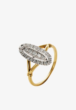 Anillo de oro con un racimo ovalado alargado de pequeños diamantes redondos engastados en metal blanco en la parte superior y una banda con zanja partida.