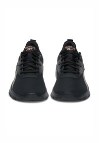 Mustad mustresspordijalanud, millel on võrgust pealne, tekstuuriga detailid, lamedad paelad ja diskreetne pronksise aktsent külglogo ja kontsapaaril.