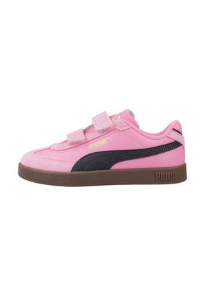 Pink Puma-sneaker med sort stribe, brun sål og to pink velcrolukninger på hvid baggrund.