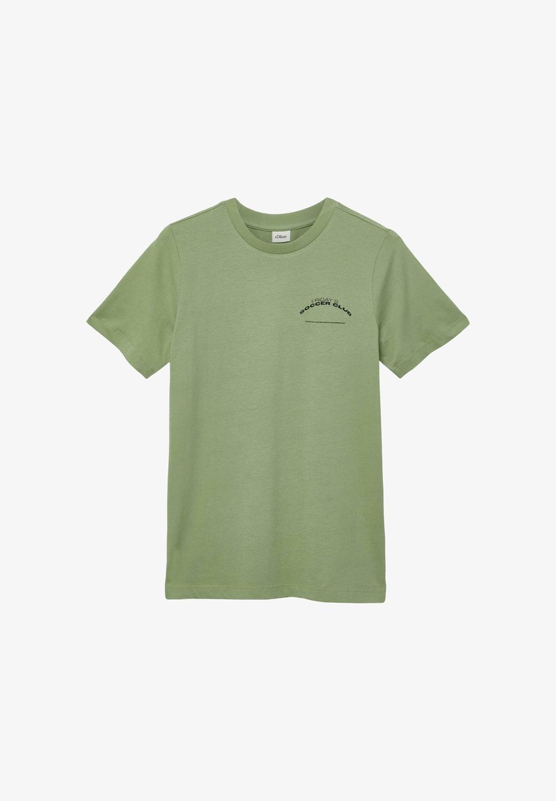 Jasnozielona koszulka z krótkim rękawem i okrągłym dekoltem, z małym czarnym napisem "Friday's Soccer Club" na górnej lewej stronie klatki piersiowej.