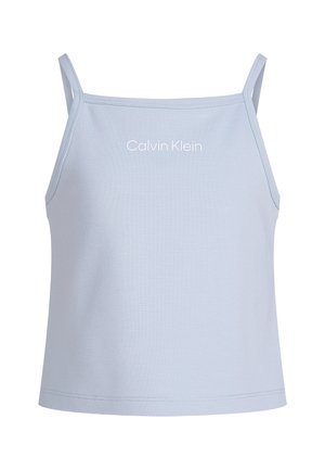 Camisola in cotone azzurro chiaro con spalline sottili, caratterizzata da un logo in testo bianco. Texture liscia, design semplice e orlo dritto.