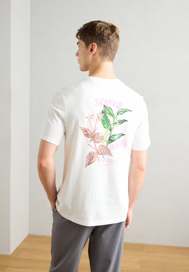 Scotch & Soda - FRONT AND BACK ARTWORK - Print T-shirt - white, Enlarge