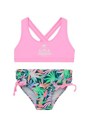 Pinkfarbener Schwimmbadedamen-Oberteil mit gekreuztem Rücken, "SUMMER"-Schriftzug und Palmenmotiv; passende Unterteile mit buntem Blattmuster auf marineblauem Hintergrund.