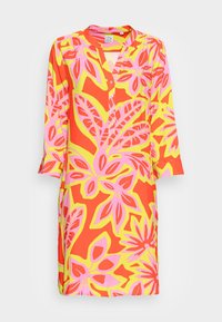 Kurzarmkleid mit lebhaftem Blumenmuster in Orange, Pink und Gelb. Vorderseite mit Knöpfen, lockere Passform, mit Kragen und seitlichen Schlitzen.