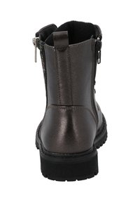Mørk metallisk ankelstøvle med struktureret overflade, sidelukning med lynlås, sort gummisål og syninger. Flad design med blød indvendig foring.