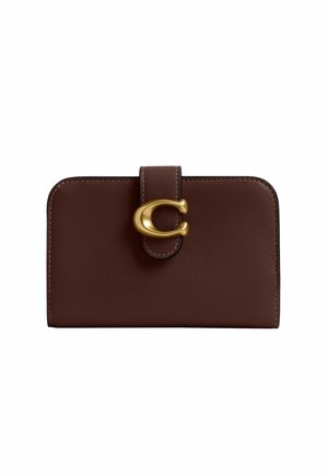 Braune Lederbrieftasche mit abgerundeten Kanten, gesichert durch einen Riemen mit einem prominenten goldenen C-Verschluss in der Mitte.