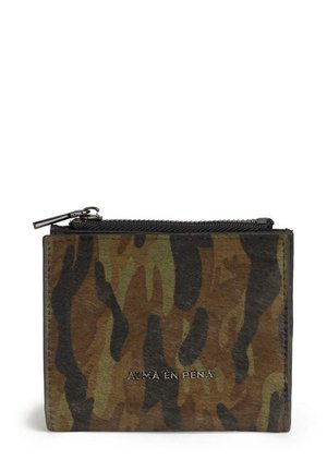 Cartera con patrón de camuflaje hecha de material sintético texturizado; cuenta con un cierre superior con cremallera y un logotipo en relieve en el frente.