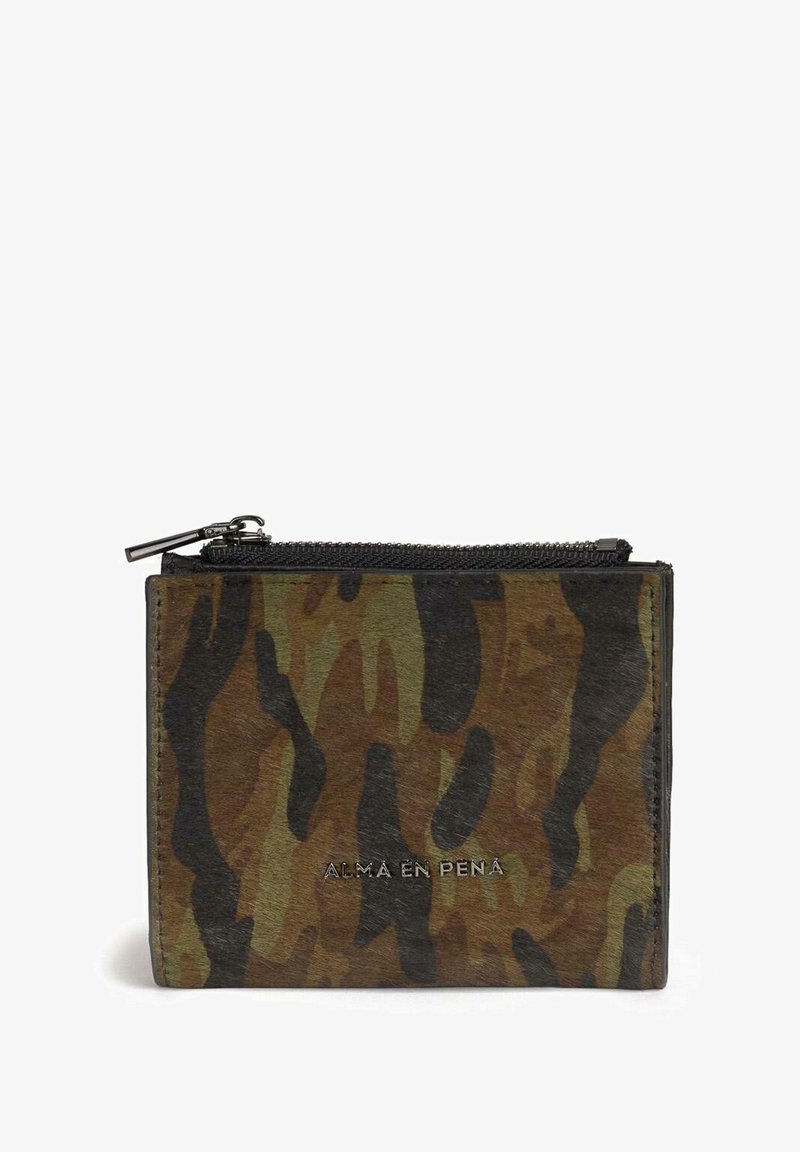 Portafoglio con motivo camouflage realizzato in materiale sintetico testurizzato; presenta una chiusura con zip superiore e branding in rilievo sulla parte anteriore.