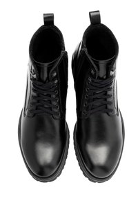 Czarne skórzane botki za kostkę z sznurowanym designem, bocznymi zamkami błyskawicznymi i pętlą do zakładania. Gładka tekstura, okrągłe noski, gumowe podeszwy.