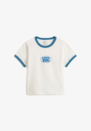 T-shirt blanc Vans à manches courtes avec un bord bleu au niveau du col et des manches, arborant un logo Vans bleu dans un ovale sur la poitrine.