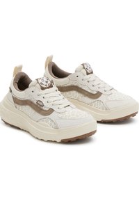 Sneakers Vans crema e beige con stampa animale testurizzata, dettagli in suede, suole spesse e lacci, viste da un'angolazione frontale.