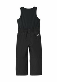 Pantalón negro de estilo overall con parte superior sin mangas y cintura elástica. Presenta una textura exterior suave y una etiqueta en el lateral.