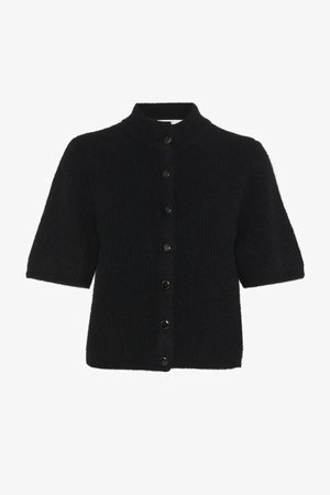 Cardigan noir à manches courtes en tissu tricoté texturé, avec un col montant et six boutons noirs sur le devant.