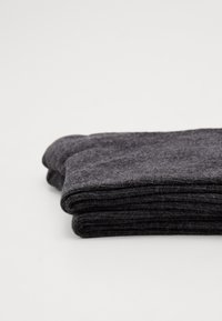 Mörkgrå vikta ullstrumpor med en mjuk textur och avslutade kanter, som har en enkel design utan mönster eller accenter.