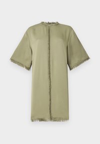 Olivgrünes, übergroßes T-Shirt-Kleid mit Rundhalsausschnitt, kurzen Ärmeln und Fransenverzierungen am Ausschnitt sowie am Saum.