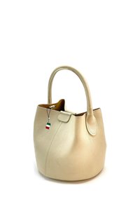 Crème-kleurige leren handtas met textuurafwerking, ronde vorm, korte handvatten en een klein label met de Italiaanse vlag.