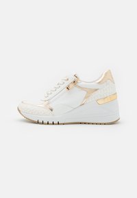 Sneaker bianca con dettagli dorati, caratterizzata da un design testurizzato, chiusura con zip e suola a zeppa. Materiale in pelle liscia e mesh.