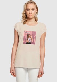 Merchcode GRAND - SAN ANTONIO EXTENDED SHOULDER TEE - Triko s potiskem - whitesand